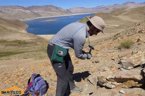 نمونه برداری ژئوشیمی از سنگ